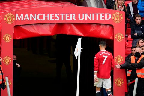 Cristian Ronaldo geht in den Kabinentrakt von Manchester United