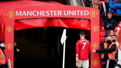 Cristian Ronaldo geht in den Kabinentrakt von Manchester United