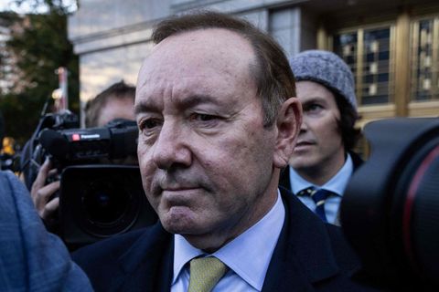 Kevin Spacey verlässt nach Freispruch ein Gericht in New York