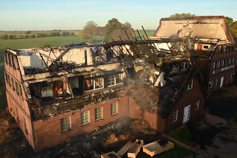 Verdacht auf Brandstiftung: "Nach wenigen Momenten stand das Haus in Flammen": Einrichtungsleiter schildert Brand in Flüchtlingsheim