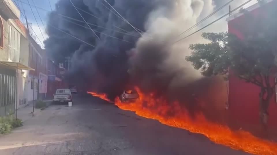 Video: Inferno nach Tanklaster-Crash Video: Inferno nach Tanklaster-Crash