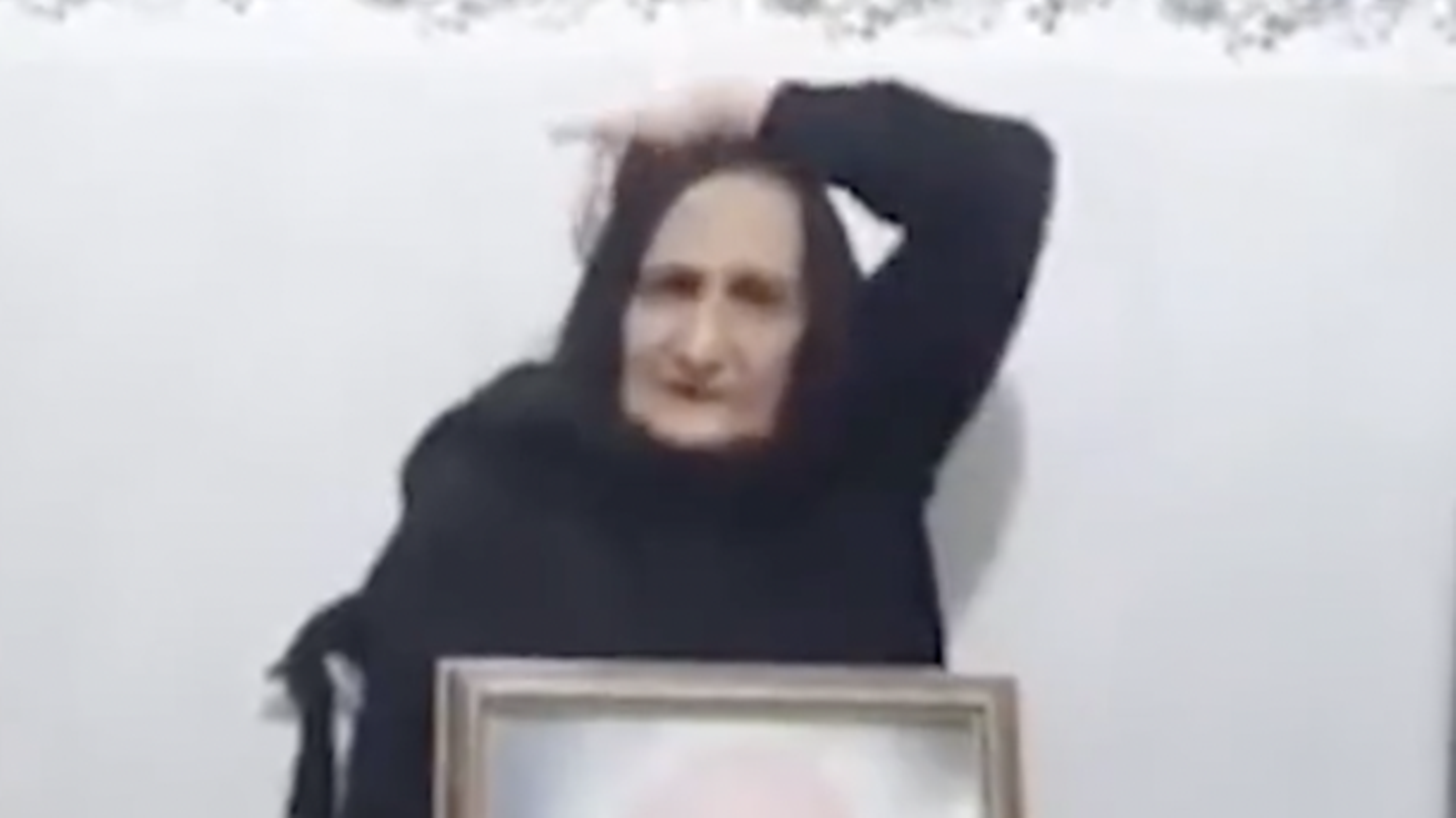 Eine 80-jährige Iranerin nimmt erstmals öffentlich ihr Kopftuch ab