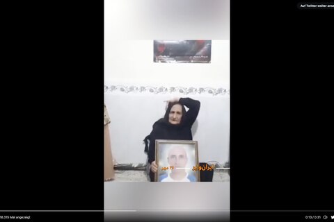 Eine 80-jährige Iranerin nimmt erstmals öffentlich ihr Kopftuch ab