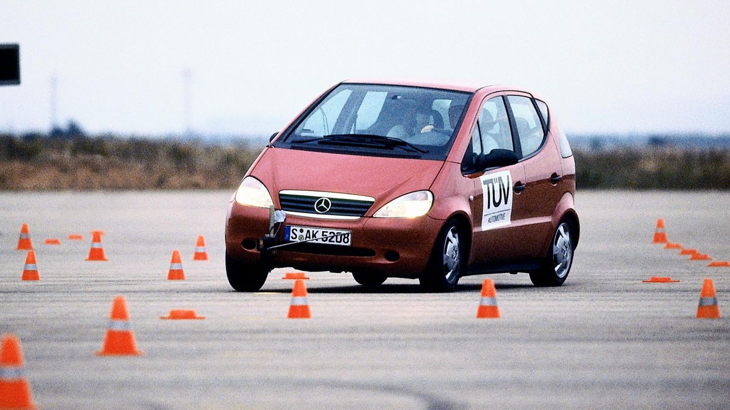 Bilder der Weltgeschichte: 21. Oktober 1997: Der Elchtest sorgt für mächtig viel Aufruhr Damals hat Deutschland ganz andere Sorgen. Der gescheiterte Elchtest der A-Klasse wühlt Deutschland auf. Die neue A-Klasse von Mercedes, die den Einstieg in das Kleinwagen-Segment bedeuten soll, kippt auf dem Schlingerkurs in Schweden einfach um. Der der mediale Aufruhr ist gigantisch. "Mercedes ist in seinen Grundwerten erschüttert worden", sagt Branchenexperte Ferdinand Dudenhöffer noch heute. "Das war ein Erdbeben." Junge, junge. Gott sei Dank hat Mercedes die Schlappe gut überstanden, und Deutschland steht auch noch. 21. Oktober 1997: Der Elchtest sorgt für mächtig viel Aufruhr Damals hat Deutschland ganz andere Sorgen. Der gescheiterte Elchtest der A-Klasse wühlt Deutschland auf. Die neue A-Klasse von Mercedes, die den Einstieg in das Kleinwagen-Segment bedeuten soll, kippt auf dem Schlingerkurs in Schweden einfach um. Der der mediale Aufruhr ist gigantisch. "Mercedes ist in seinen Grundwerten erschüttert worden", sagt Branchenexperte Ferdinand Dudenhöffer noch heute. "Das war ein Erdbeben." Junge, junge. Gott sei Dank hat Mercedes die Schlappe gut überstanden, und Deutschland steht auch noch.