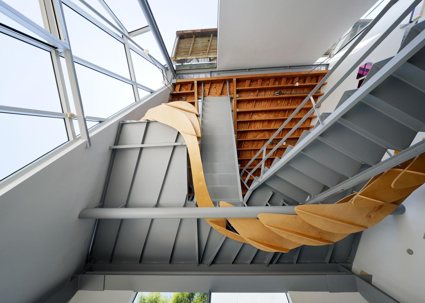 Schräge Immobilie: Ab und an beobachte er Architekturstudenten vor dem Haus, die das Design des Objekts studierten, verriet Burns dem "Business Insider". Das "Tectonic House" wurde 2001 vom Wiener Architekturbüro "Himmelb(l)au" erbaut und wird nun von einem lokalen Ableger der deutschen Maklerfirma Engel & Völkers vermarktet. Ab und an beobachte er Architekturstudenten vor dem Haus, die das Design des Objekts studierten, verriet Burns dem "Business Insider". Das "Tectonic House" wurde 2001 vom Wiener Architekturbüro "Himmelb(l)au" erbaut und wird nun von einem lokalen Ableger der deutschen Maklerfirma Engel & Völkers vermarktet.