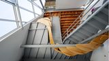 Ab und an beobachte er Architekturstudenten vor dem Haus, die das Design des Objekts studierten, verriet Burns dem "Business Insider". Das "Tectonic House" wurde 2001 vom Wiener Architekturbüro "Himmelb(l)au" erbaut und wird nun von einem lokalen Ableger der deutschen Maklerfirma Engel & Völkers vermarktet.