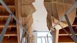 Der Blick die Treppe hinauf sorgt für leichte Schwindelgefühle. Wie macht man dieses Haus eigentlich kindersicher?