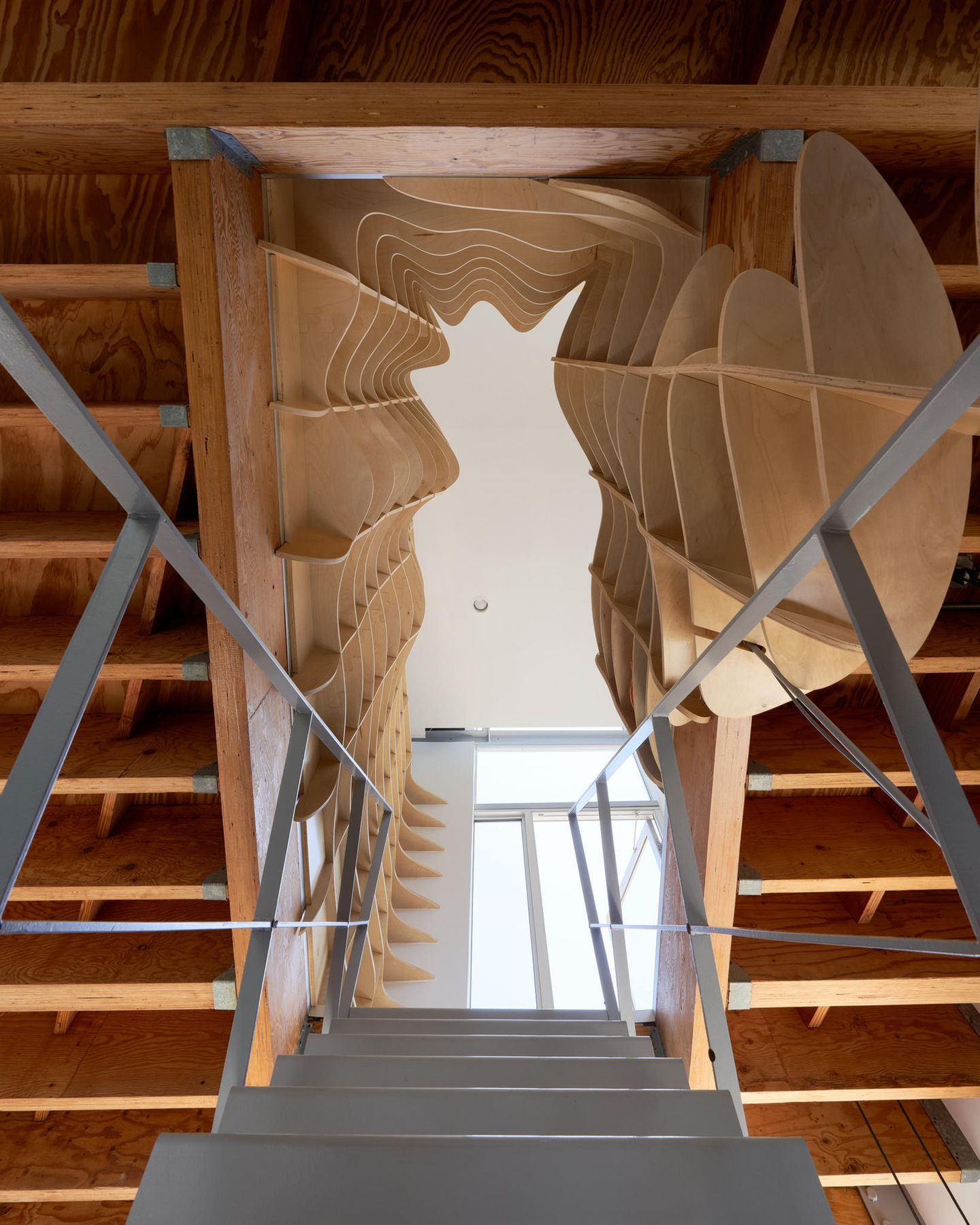 Der Blick die Treppe hinauf sorgt für leichte Schwindelgefühle. Wie macht man dieses Haus eigentlich kindersicher?