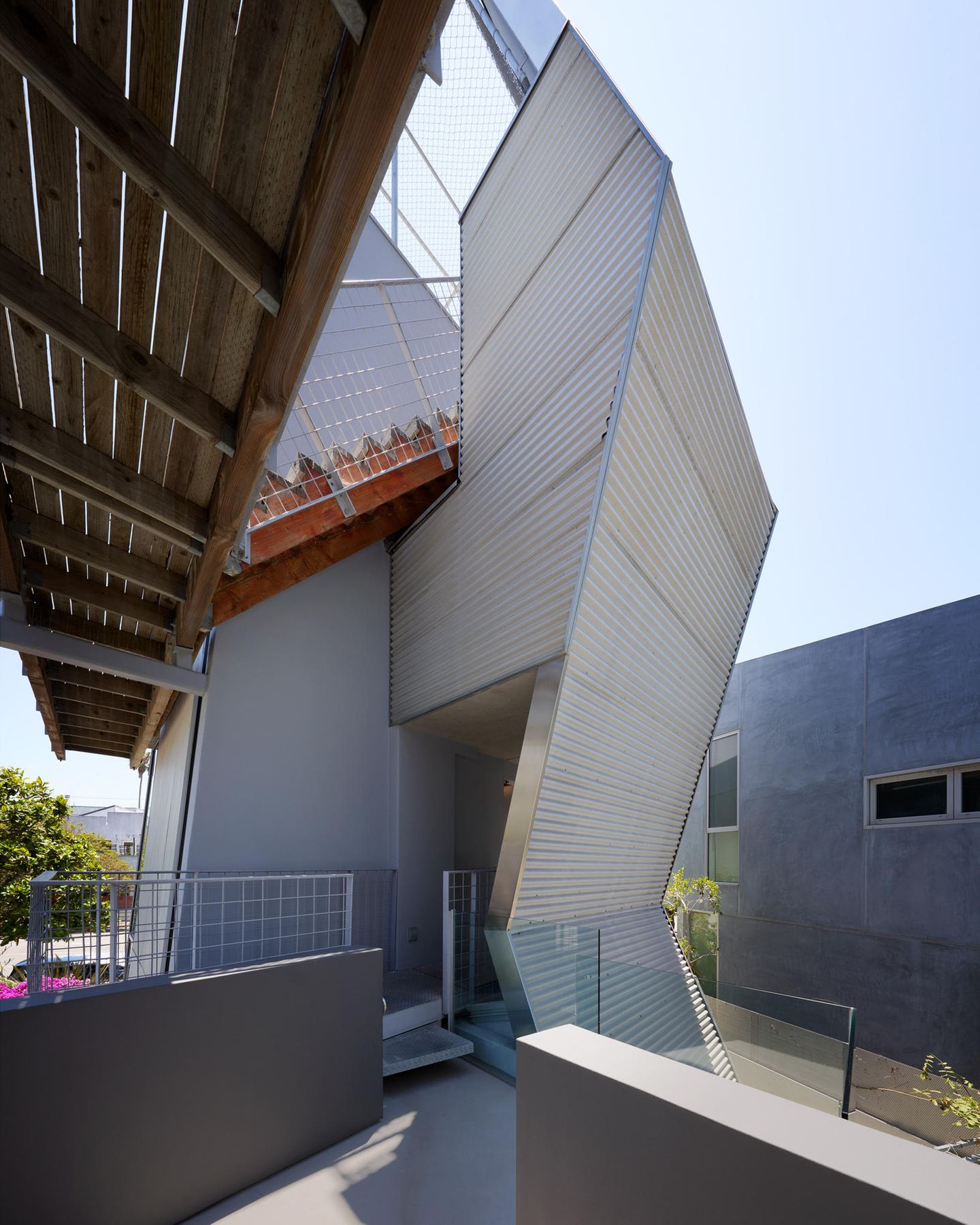 Das "Tectonic House" liegt nahe dem berühmten Venice Beach in Los Angeles und verblüfft mit exzentrischer Architektur. Die Wände stehen schräg in alle Richtungen und sind von außen mit Stahl verkleidet.