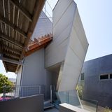 Das "Tectonic House" liegt nahe dem berühmten Venice Beach in Los Angeles und verblüfft mit exzentrischer Architektur. Die Wände stehen schräg in alle Richtungen und sind von außen mit Stahl verkleidet.