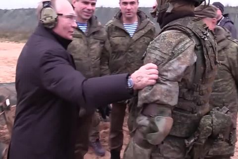 Krieg in der Ukraine: Schießen und Schulterklopfen: Putin besucht Soldaten auf Übungsplatz