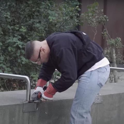 Rapper Disarstar flext mit einem Winkelschleifer ab