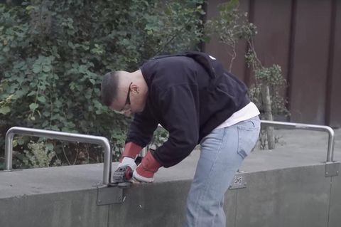 Rapper Disarstar flext mit einem Winkelschleifer ab