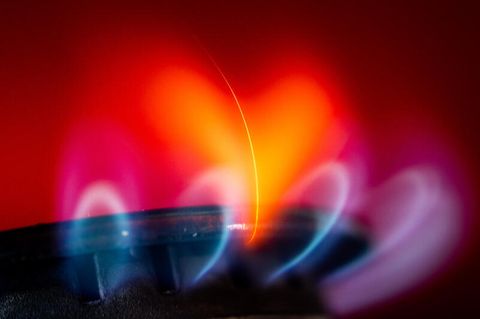 Die Flamme eines Gasherdes brennt in einer Küche