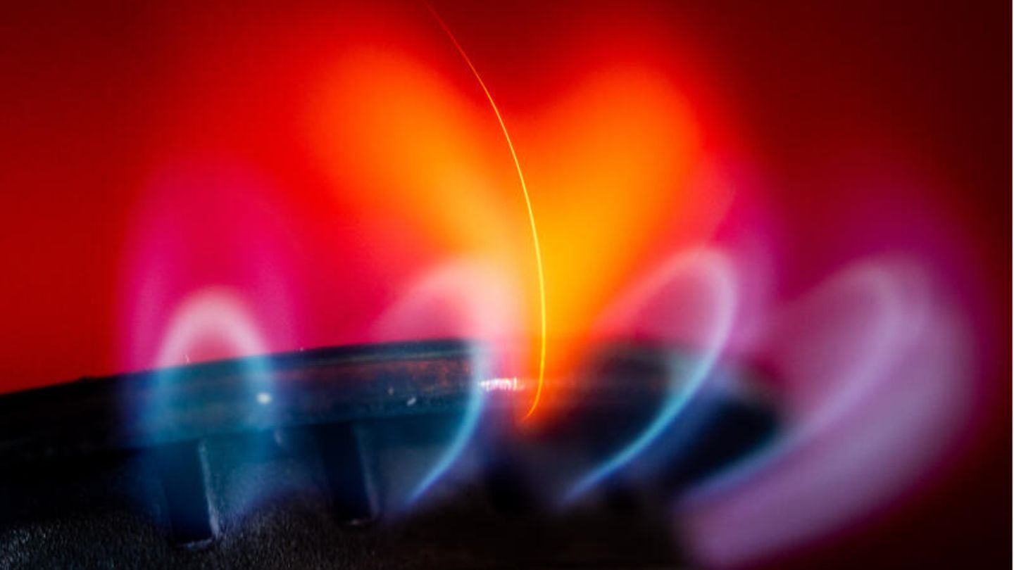 Die Flamme eines Gasherdes brennt in einer Küche
