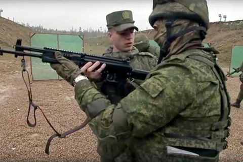 Ukraine Krieg: Ein russischer Rekrut bei Waffeneinweisung
