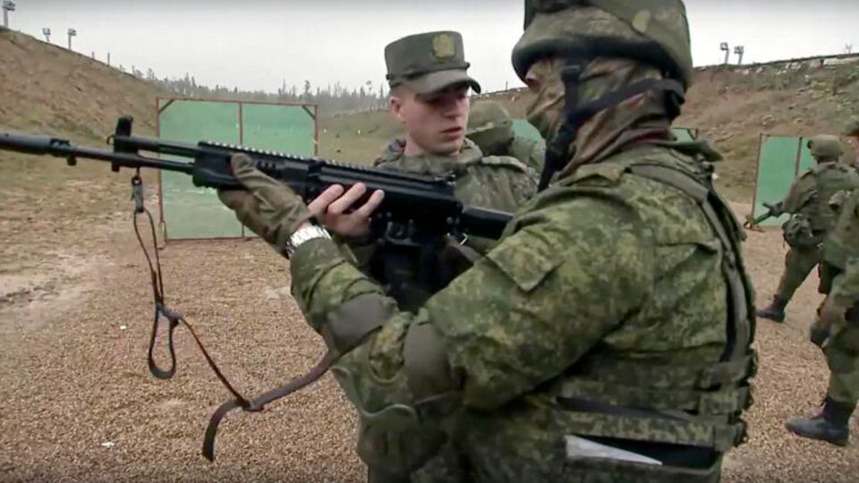 Ukraine Krieg: Ein russischer Rekrut bei Waffeneinweisung