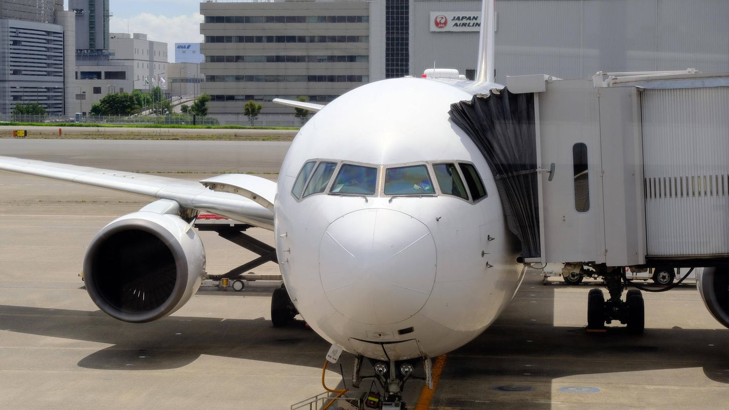 Ein Flugzeug beim Boarding in Tokio