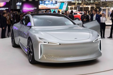 Besucher schauen sich den Hopium Machina auf dem Pariser Autosalon an