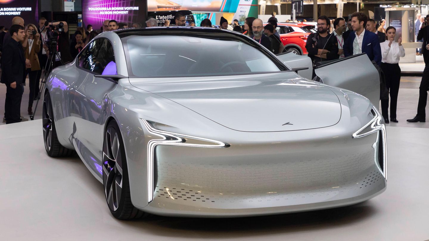Besucher schauen sich den Hopium Machina auf dem Pariser Autosalon an