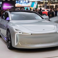 Besucher schauen sich den Hopium Machina auf dem Pariser Autosalon an