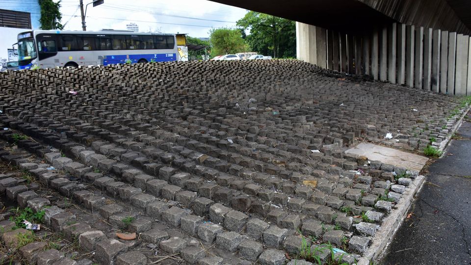 Unter dieser Brücke in São Paulo wurde Pflaster angebracht, damit Obdachlose dort nicht gut schlafen können.