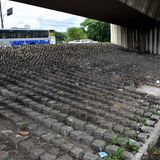 Unter dieser Brücke in São Paulo wurde Pflaster angebracht, damit Obdachlose dort nicht gut schlafen können.