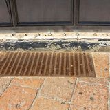 Vor solchen Lüftungsgittern kampieren Obdachlose gern, da sie von der Luft gewärmt werden. Die pyramidenförmigen Spikes sollen das verhindern.