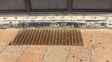 Vor solchen Lüftungsgittern kampieren Obdachlose gern, da sie von der Luft gewärmt werden. Die pyramidenförmigen Spikes sollen das verhindern.