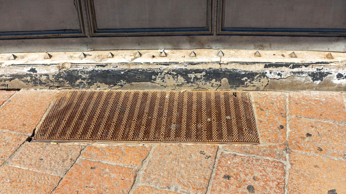 Vor solchen Lüftungsgittern kampieren Obdachlose gern, da sie von der Luft gewärmt werden. Die pyramidenförmigen Spikes sollen das verhindern.