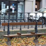 Perfide: Diese Bank ist sowohl sehr schlank als auch mit Stegen ausgerüstet.