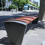 Auch auf dieser Bank sind unnötige Stege verbaut. Durch die geneigte Bauart kann man zudem schwerer schlafen.