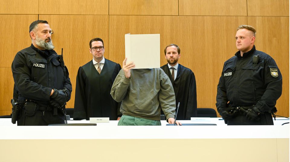 Prozess zu ICE-Messerattacke: Anklage spricht von "radikal-islamistischer Überzeugung" Abdalrahman A. im Oberlandesgericht München