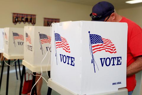 Wähler steht an einer Urne