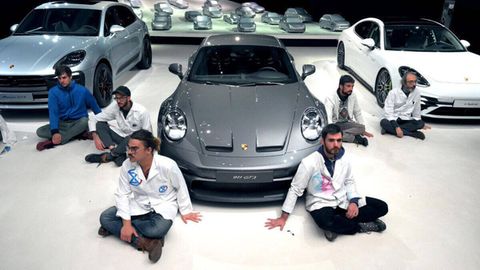 Mehrere Aktivisten klebten sich bei Porsche fest.