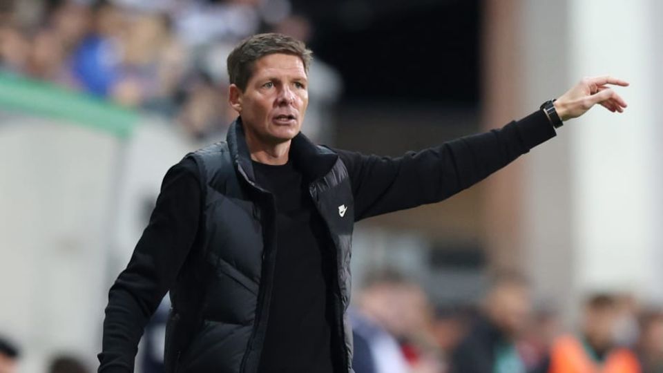 Eintracht-Chefcoach Oliver Glasner dirigiert von der Seitenlinie aus