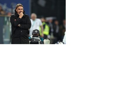 Gladbach-Cheftrainer Daniel Farke verfolgt das Spielgeschehen