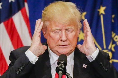 Donald Trump hält sich Hände vor die Ohren