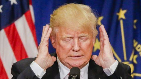 Donald Trump hält sich Hände vor die Ohren