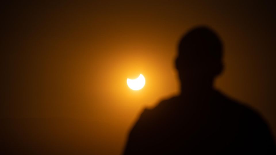Chile, Santiago, im Mai 2022: Eine Person beobachtet eine partielle Sonnenfinsternis