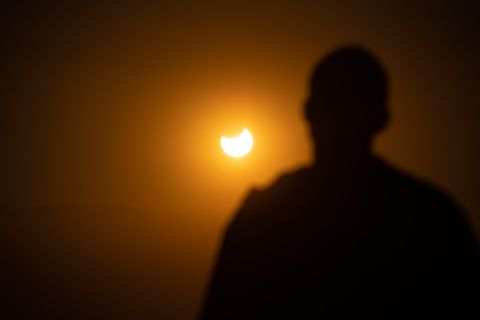 Chile, Santiago, im Mai 2022: Eine Person beobachtet eine partielle Sonnenfinsternis