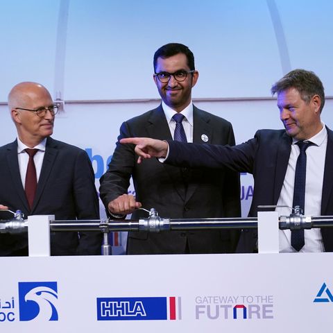 Robert Habeck (r.) und Peter Tschentscher (l.) mit dem Industrieminister aus den Vereinigten Arabischen Emiraten