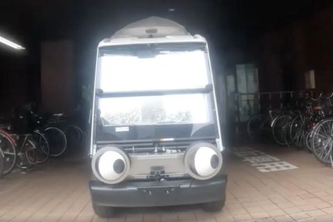 Gazing Car schaut nach vorne