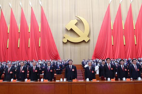 Chinas Staatsoberhaupt Xi Jinping inmitten der Parteifunktionäre 