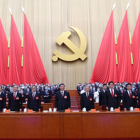 Chinas Staatsoberhaupt Xi Jinping inmitten der Parteifunktionäre 