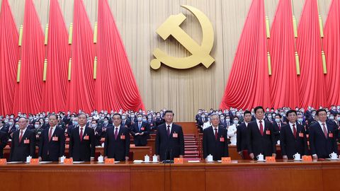 Chinas Staatsoberhaupt Xi Jinping inmitten der Parteifunktionäre 