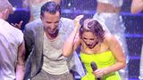 Zwei, die sich einfach verstehen: Florian Silbereisen und Helene Fischer. Zum krönenden Abschluss betritt die Schlager-Queen die Bühne in Leipzig. "Ich bin auf etwas ganz besonders stolz und das ist unsere Freundschaft", so der 41-Jährige, als er sie begrüßt. "Und damit meine ich nicht nur uns beide, damit meine ich die ganze Familie, die Kiddies und dein Thomas, der heute auch hier ist und dir den Rücken freihält, damit du mit uns feiern kannst. Ich will nur sagen, ich freue mich auf den nächsten Kaffee bei euch." Als die Sängerin schließlich seinen Song-Wunsch "Mit keinem andern" performt, regnet es von der Hallendecke. 