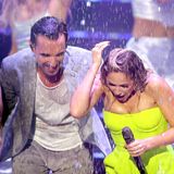 Zwei, die sich einfach verstehen: Florian Silbereisen und Helene Fischer. Zum krönenden Abschluss betritt die Schlager-Queen die Bühne in Leipzig. "Ich bin auf etwas ganz besonders stolz und das ist unsere Freundschaft", so der 41-Jährige, als er sie begrüßt. "Und damit meine ich nicht nur uns beide, damit meine ich die ganze Familie, die Kiddies und dein Thomas, der heute auch hier ist und dir den Rücken freihält, damit du mit uns feiern kannst. Ich will nur sagen, ich freue mich auf den nächsten Kaffee bei euch." Als die Sängerin schließlich seinen Song-Wunsch "Mit keinem andern" performt, regnet es von der Hallendecke. 