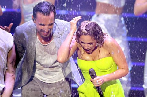 Zwei, die sich einfach verstehen: Florian Silbereisen und Helene Fischer. Zum krönenden Abschluss betritt die Schlager-Queen die Bühne in Leipzig. "Ich bin auf etwas ganz besonders stolz und das ist unsere Freundschaft", so der 41-Jährige, als er sie begrüßt. "Und damit meine ich nicht nur uns beide, damit meine ich die ganze Familie, die Kiddies und dein Thomas, der heute auch hier ist und dir den Rücken freihält, damit du mit uns feiern kannst. Ich will nur sagen, ich freue mich auf den nächsten Kaffee bei euch." Als die Sängerin schließlich seinen Song-Wunsch "Mit keinem andern" performt, regnet es von der Hallendecke. 