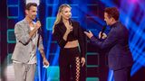 In einer Show von Florian Silbereisen haben Stefan Mross und Anna-Carina Woitschack geheiratet, bei ihm kämpfen sie gegen Krisen-Gerüchte an. Der Moderator spricht sie auf die Schlagzeilen der vergangenen Wochen an und beide wiegeln ab. "Uns geht es sehr, sehr gut", betont Volksmusik-Star Mross. Man lerne aus den Zeitungen ja oft neue Sachen über sich und das sei in diesem Fall auch so.